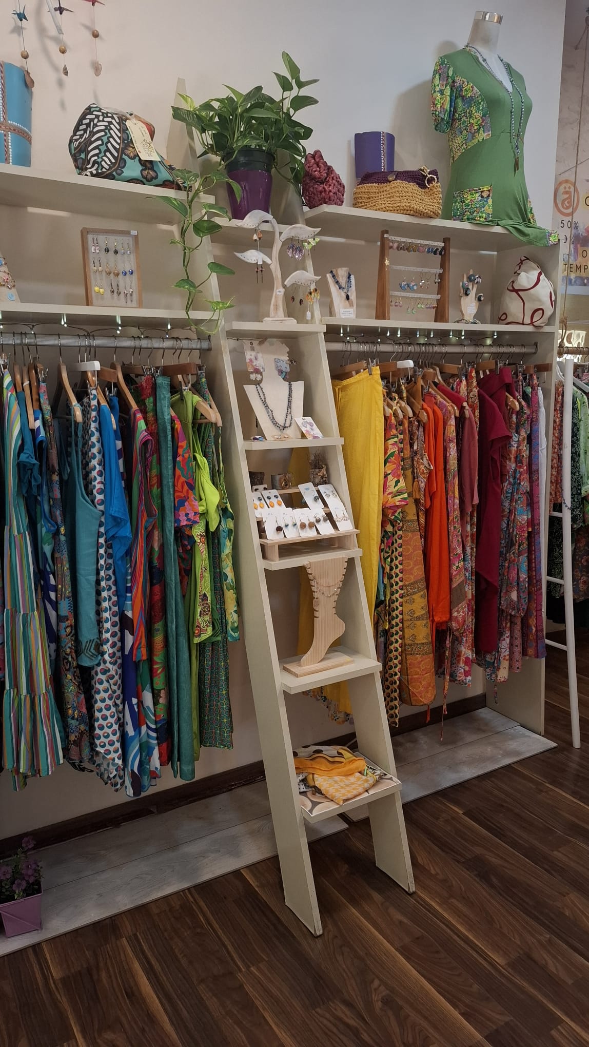 Bunte Kleidung, Schmuck und Accessoires im Ambär Showroom in Málaga.