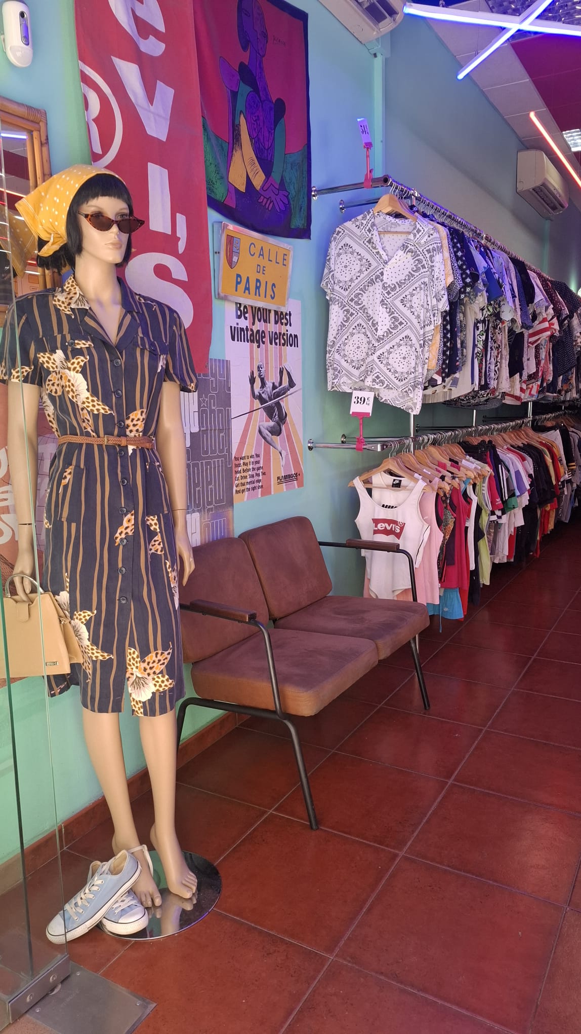 Vintage-Kleiderstangen und Deko bei Flamingos Vintage Kilo in Málaga.