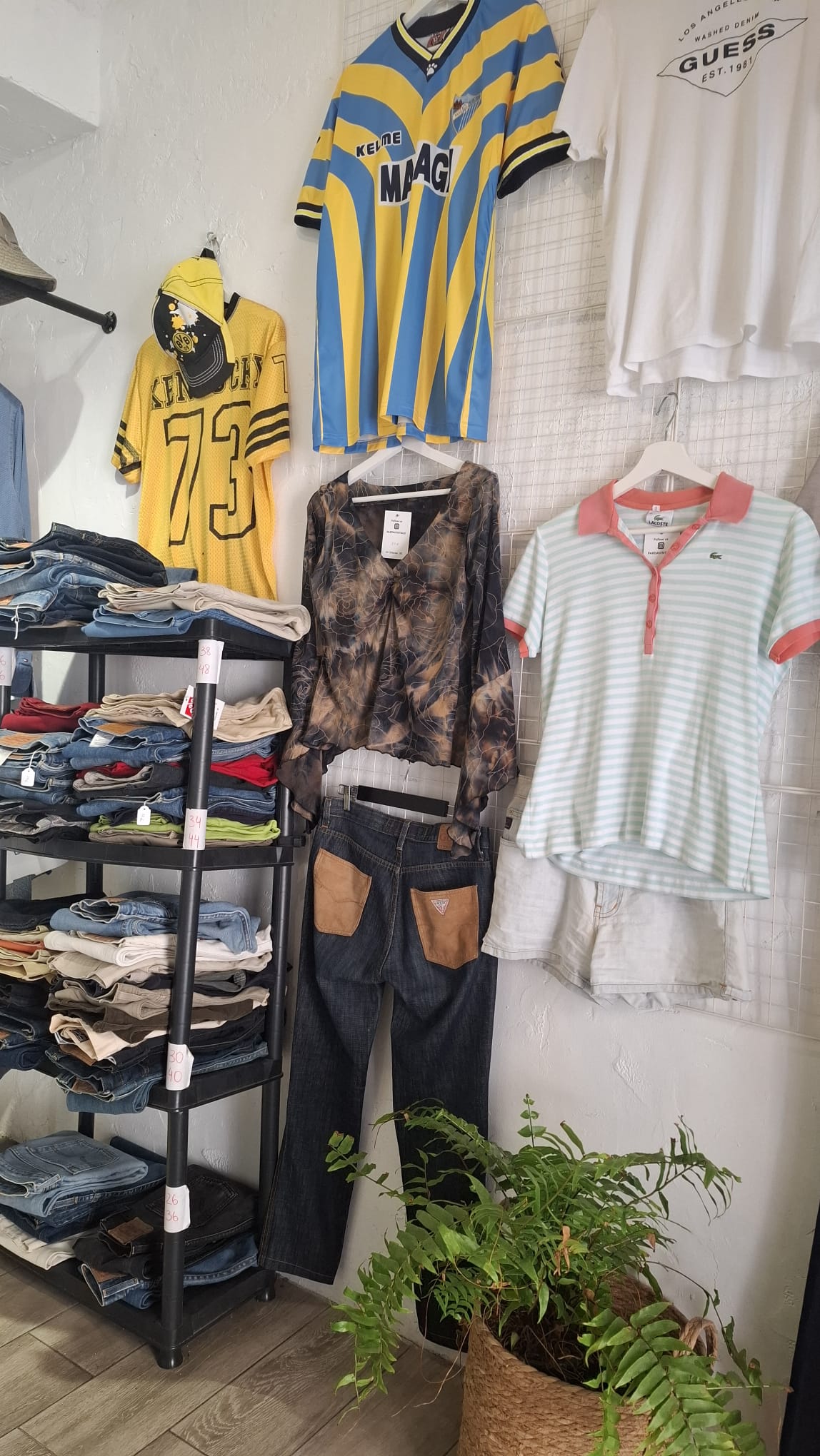 Vintage-Kleidung und T-Shirts bei PARD-A in Málaga.